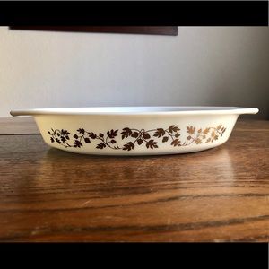 Vintage Pyrex golden acorn 1-1/2 qt. open baker